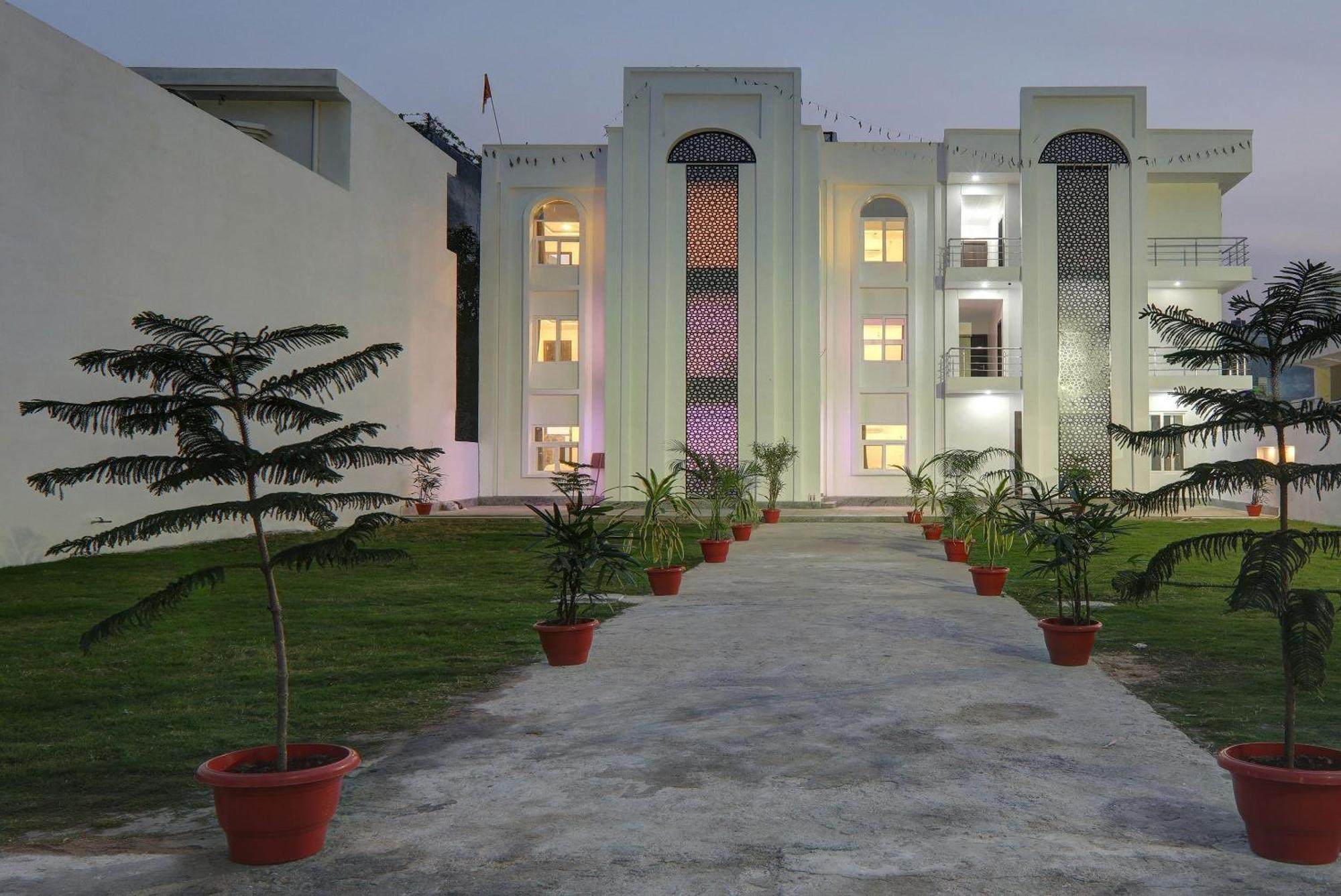Super Collection O Yamuna Palace Near Gomti Riverfront Park Hasanganj エクステリア 写真